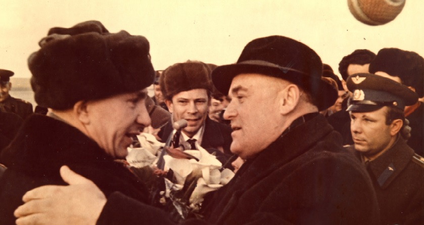 Встреча на космодроме после приземления С. П. Королёв и П. И. Беляев